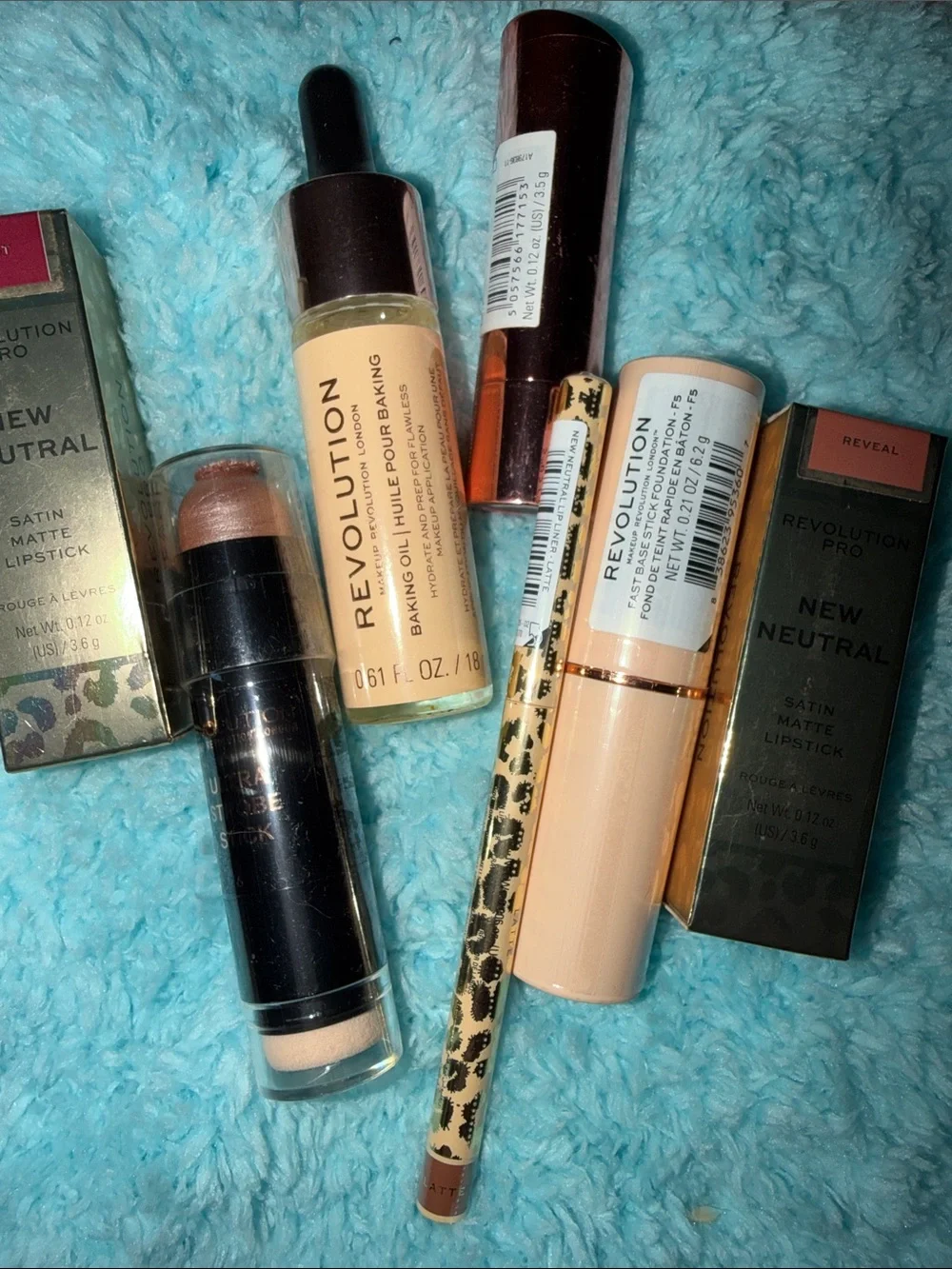 Revolution Beauty London -bundle Lipsticks, foundation, primer corrector, liner